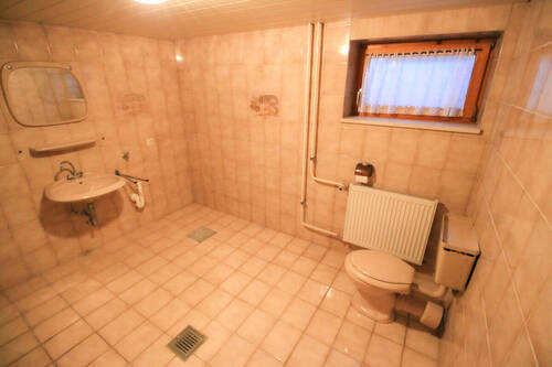 Waschküche mit WC und Waschbecken - 