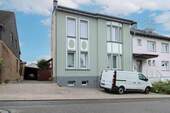 01_Hausansicht - Charmantes Zweifamilienhaus mit vielseitigen Nutzungsmöglichkeiten in Mülheim an der Ruhr