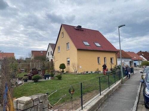 Haus - Großzügig geschnittene helle 3- Zi. Wohnung 1 OG mit Balkon