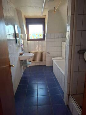 Bad mit Wanne und Dusche - 