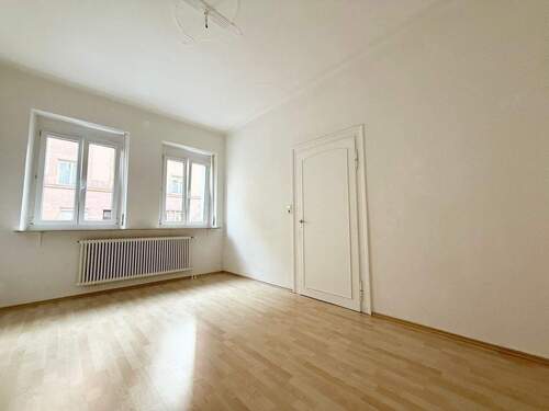 Schlafbereich mit Rolläden vor Renovierung - 