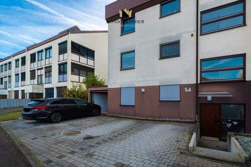 Eingangsbereich mit Garage und zusätzlichem Stellplatz - 