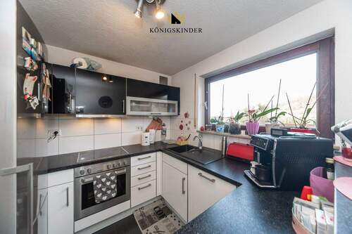 Einbauküche mit funktionalem Schnitt und herrlichem Blick ins Grüne - 