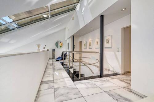 Galerie mit Zugang zu den Schlafräumen - 