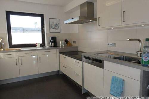 Elegante Küche mit optimaler Herdhöhe - 