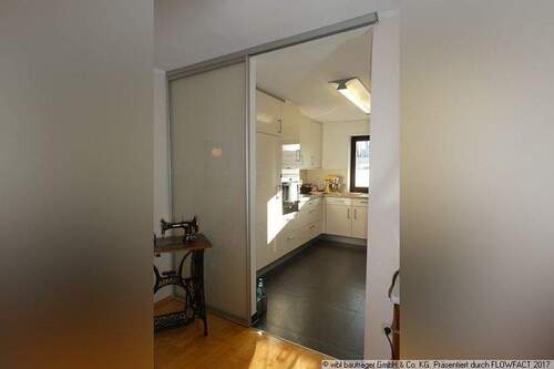 Eingang Küche mit praktischer Schiebetüre - 