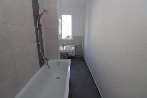 Beispiel Bad mit Wanne - Verdammt ich lieb dich...neu sanierte 3-RW mit Wanne u. Balkon!!!