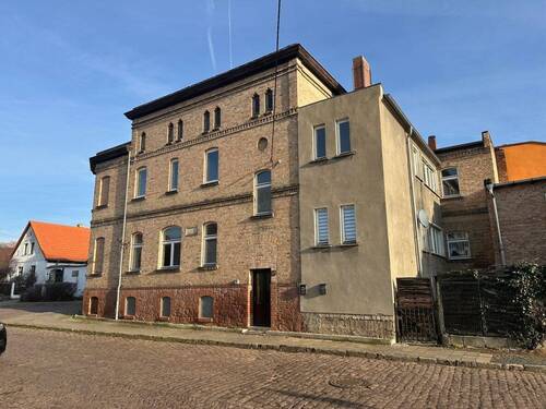 Hausansicht mit Anbau - 1 Zimmer Mehrfamilienhaus, Wohnhaus zum Kaufen in Petersberg OT Gutenberg