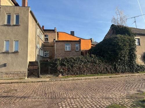 Ansicht mit Anbau und Nebengebäude - 1 Zimmer Mehrfamilienhaus, Wohnhaus in Petersberg OT Gutenberg