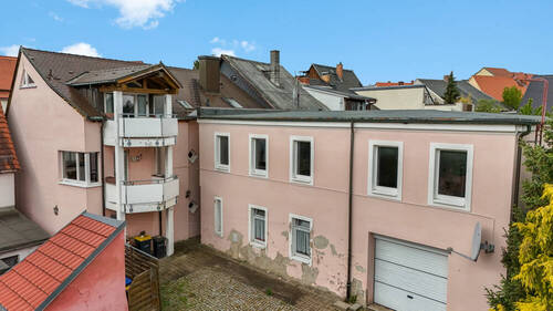 Außenansicht Wohnhaus und Nebengebäude - 