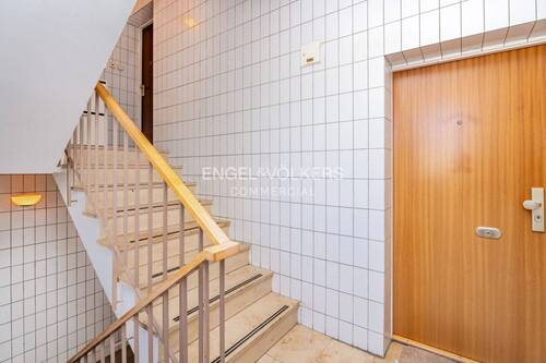 Treppenaufgang - Nach WEG aufgeteiltes Mehrfamilienhaus im grünen Neukölln