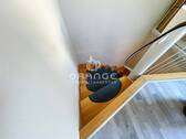 Die Holztreppe führ Sie von unten nach oben - 