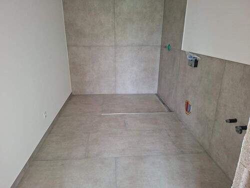 8. Bad im Bau ohne Einrichtung.jpg - 