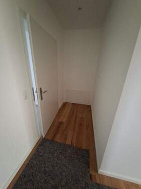 10. Platz hinter der Wohnungseingangstüre.jpg - 
