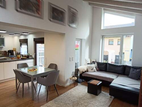 Blick Wohnzimmer - Essbereich - 5 Zimmer Reihenendhaus in Reutlingen