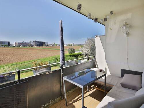 Schöner, überdachter Balkon mit Blick ins Grüne - 