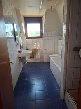 Bad mit Wanne und Dusche - 