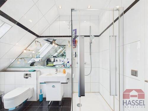 Mit Dusche und zwei Waschbecken - 