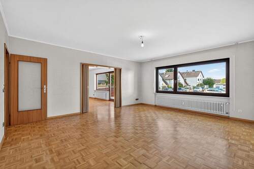 Wohnzimmer Erdgeschoss - Bezugsfrei! Wohnung mit Südbalkon, Hobbyraum und zusätzlichem Bad im Souterrain