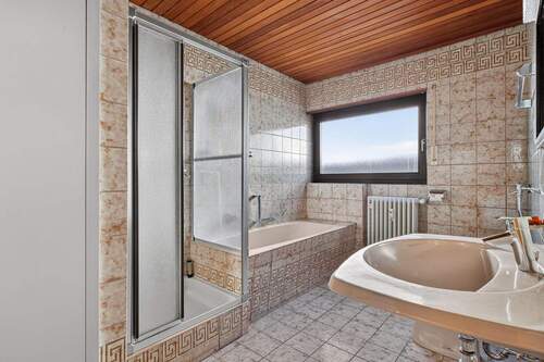 Badezimmer Erdgeschoss - Etagenwohnung mit 167,00 m² in Stutensee zum Kaufen