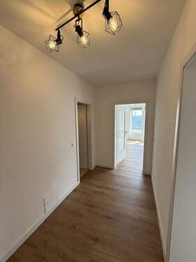 Flur - Einzugsbereite sanierte ETW, Balkon, Aufzug & Garage im Herzen von Siegen!