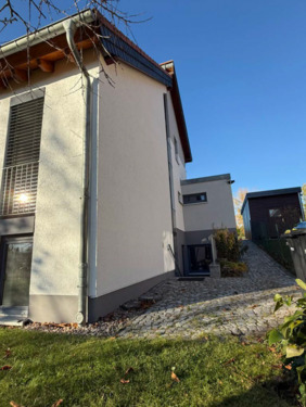 10 - Blick auf den Nebeneingang.png - 