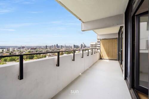 BALKON MIT SKYLINEBLICK - 