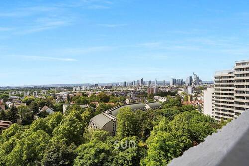 AUSSICHT VOM BALKON - SKYLINE-BLICK DER EXTRAKLASSE - 3-Zimmer-Wohnung mit Panorama in Sachsenhausen