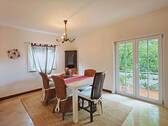 Heller Essbereich mit Zugang zum Balkon - 