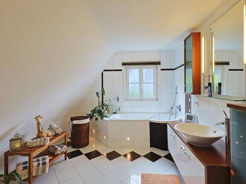 Schönes, helles Badezimmer - 
