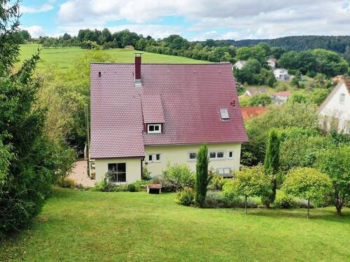 Hausansicht vom Garten mit schönem Blick ins Grüne - 4 Zimmer Einfamilienhaus zum Kaufen in Calw