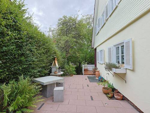 Große, seitliche Terrasse mit Pizzaofen - 