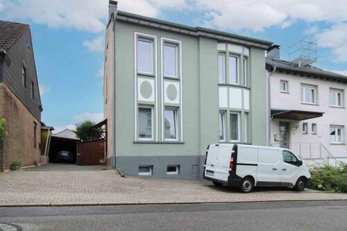 01_Hausansicht - Charmantes Zweifamilienhaus mit vielseitigen Nutzungsmöglichkeiten in Mülheim an der Ruhr