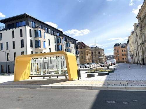 Bushaltestelle gegenüber - 