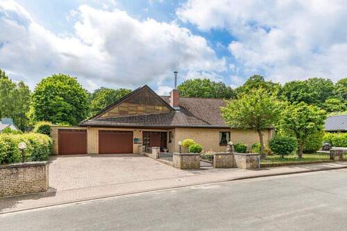 Straßenansicht - Waldidylle pur - mit Einliegerwohnung & Schwimmbad