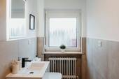 Badezimmer mit Fenster - 