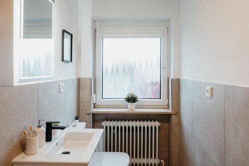 Badezimmer mit Fenster - 
