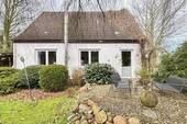Vorderansicht mit Terrasse - Verwunschenes EFH mit großem Garten in Sieverstedt