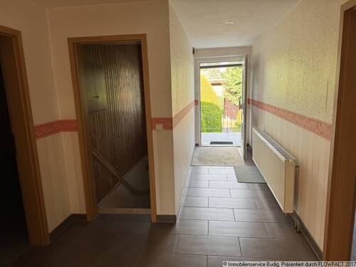Flur und Zugang zum Souterrain - 