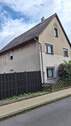 Hausansicht - Sanierungsbedüftiges Einfamilienhaus in Braunschweig Broitzem mit schmalen aber sehr schönem GrundstückGarten inkl. kleinen Anbau und Garagen