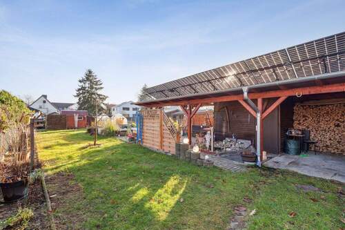 Großzügiger Garten mit Pool und Carport - 