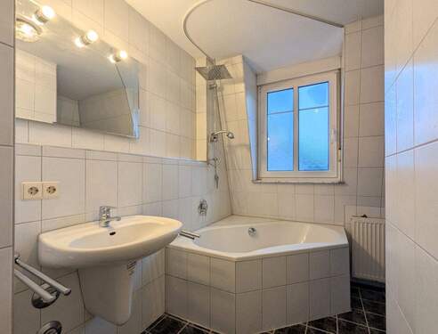 Badezimmer mit Eckbadewanne - 