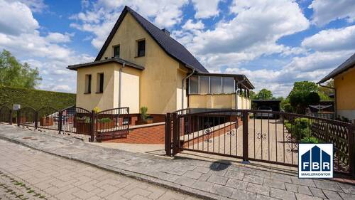 Straßenansicht und Zufahrt - 4 Zimmer Einfamilienhaus zum Kaufen in Rom