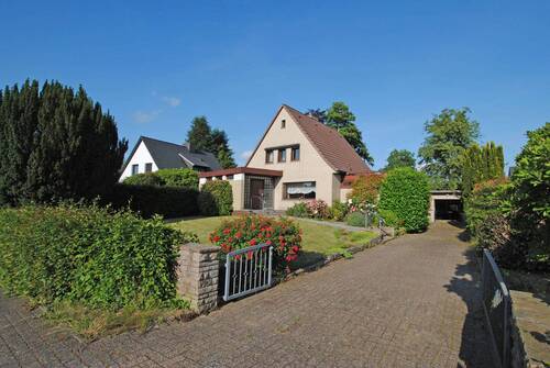 Hausansicht und Auffahrt - 