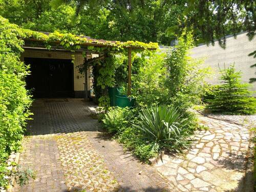 Carport mit Hauptgarage ca. 30 m² groß - 