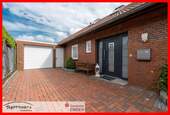 Eingangsbereich mit Garage - Bungalow mit 135,00 m² in Hinte zum Kaufen