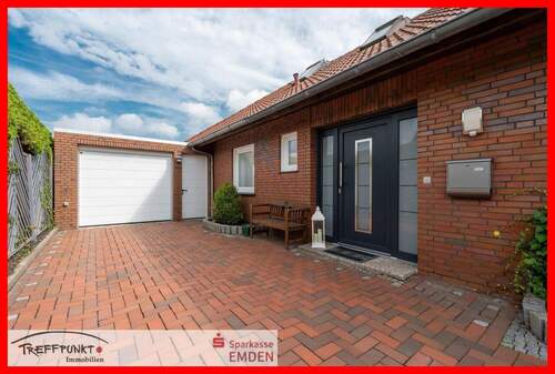 Eingangsbereich mit Garage - Bungalow mit 135,00 m² in Hinte zum Kaufen