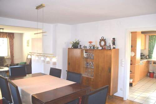 Wohn-/Esszimmer + Küchenblick - 