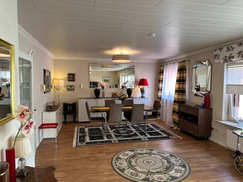 Wohn- und Esszimmer - 8 Zimmer Mehrfamilienhaus, Wohnhaus in Burg (Dithmarschen)