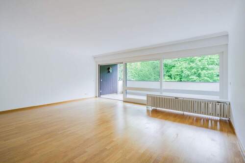 Wohnzimmer - AIGNER - Sonnige, familientaugliche 4,5-Zimmer-Wohnung in Bestlage Herzogpark